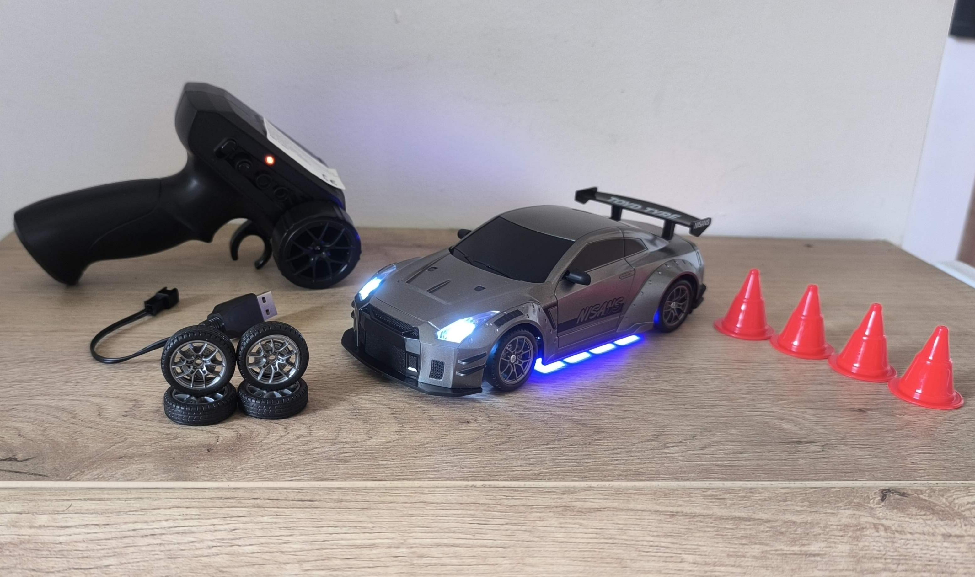 🚗 Carro RC Nissan GTR Gris Mate 1:24 LED