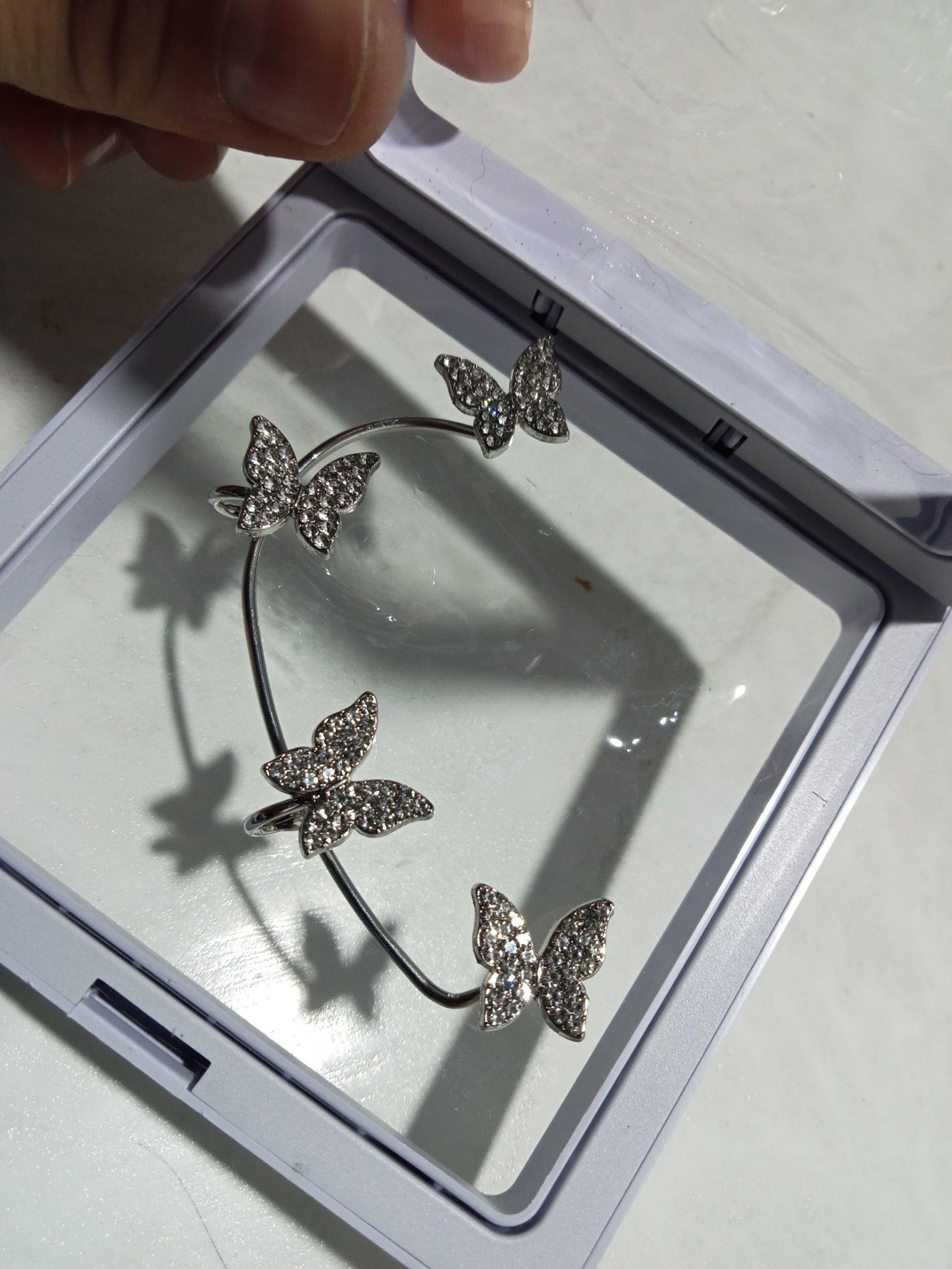 ✨ Hermosa pieza de mariposas para tu oreja