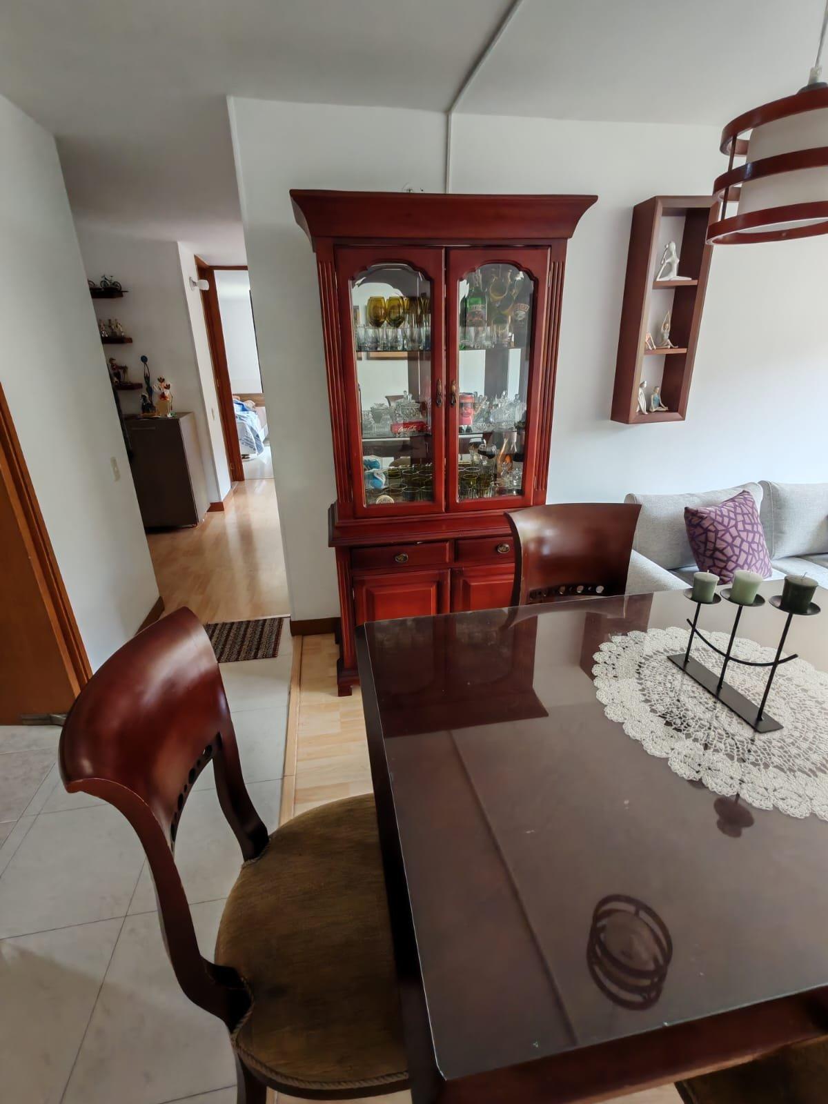 Lindo juego de Comedor y bifé con vitrina