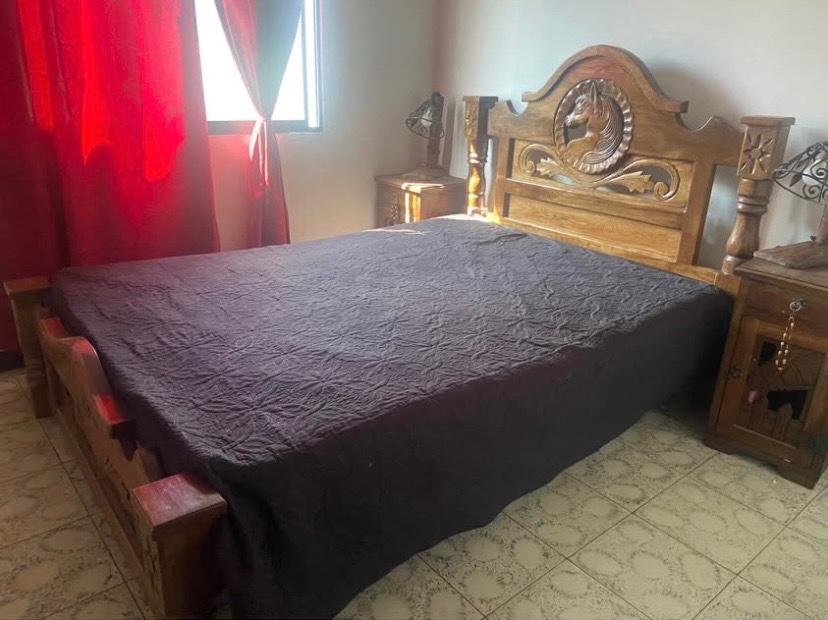 Cama de cedro con elegante grabado 🐴
