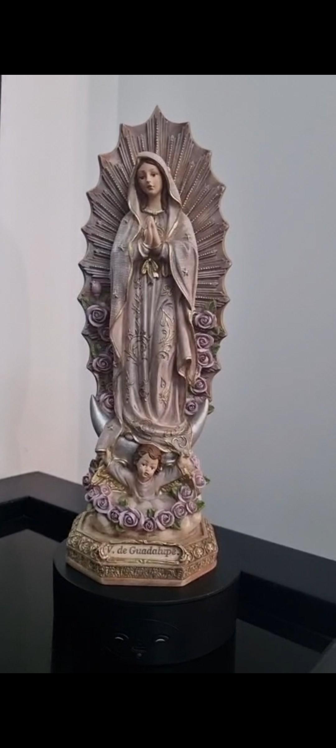 Virgen de Guadalupe con rosas lilas y angelito