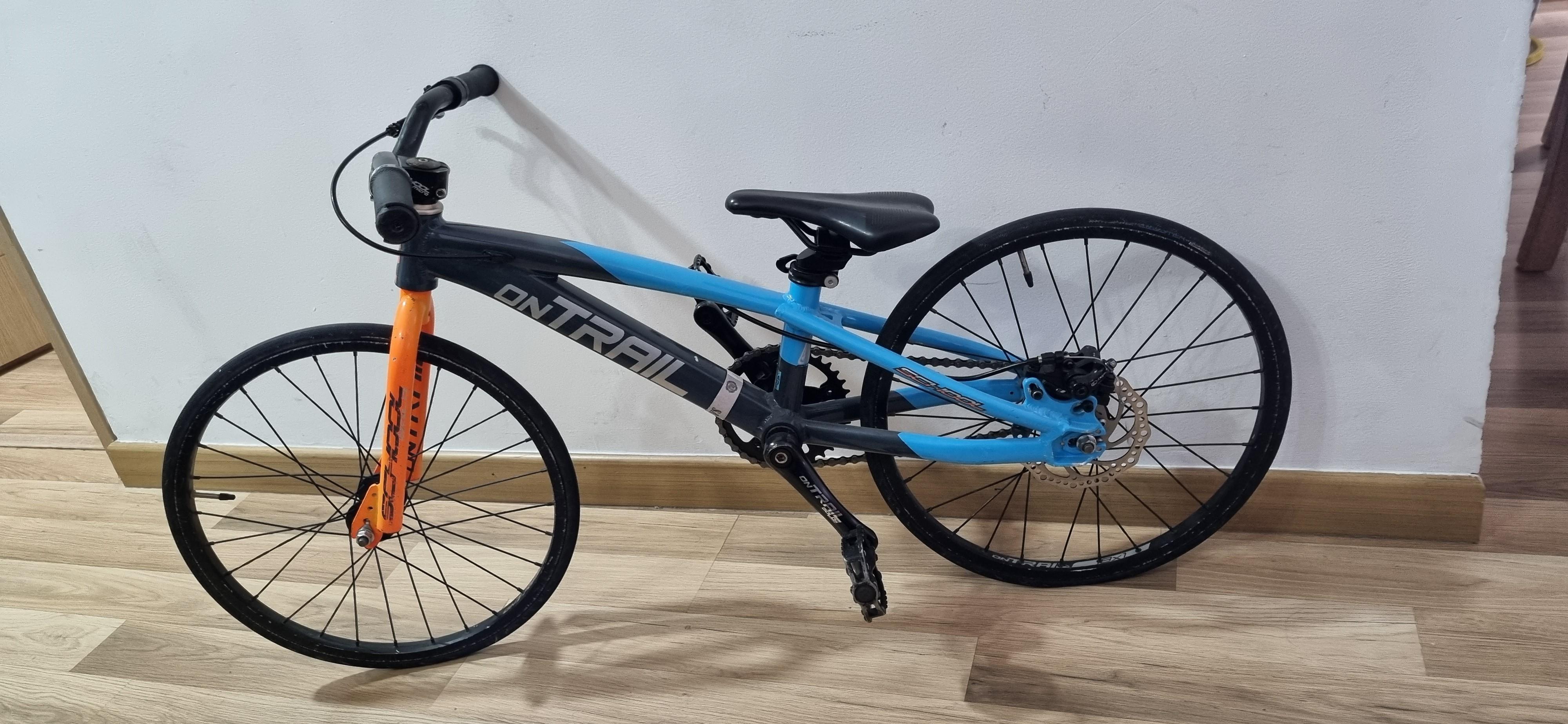 bicicleta bmx casco y guantes incluidos