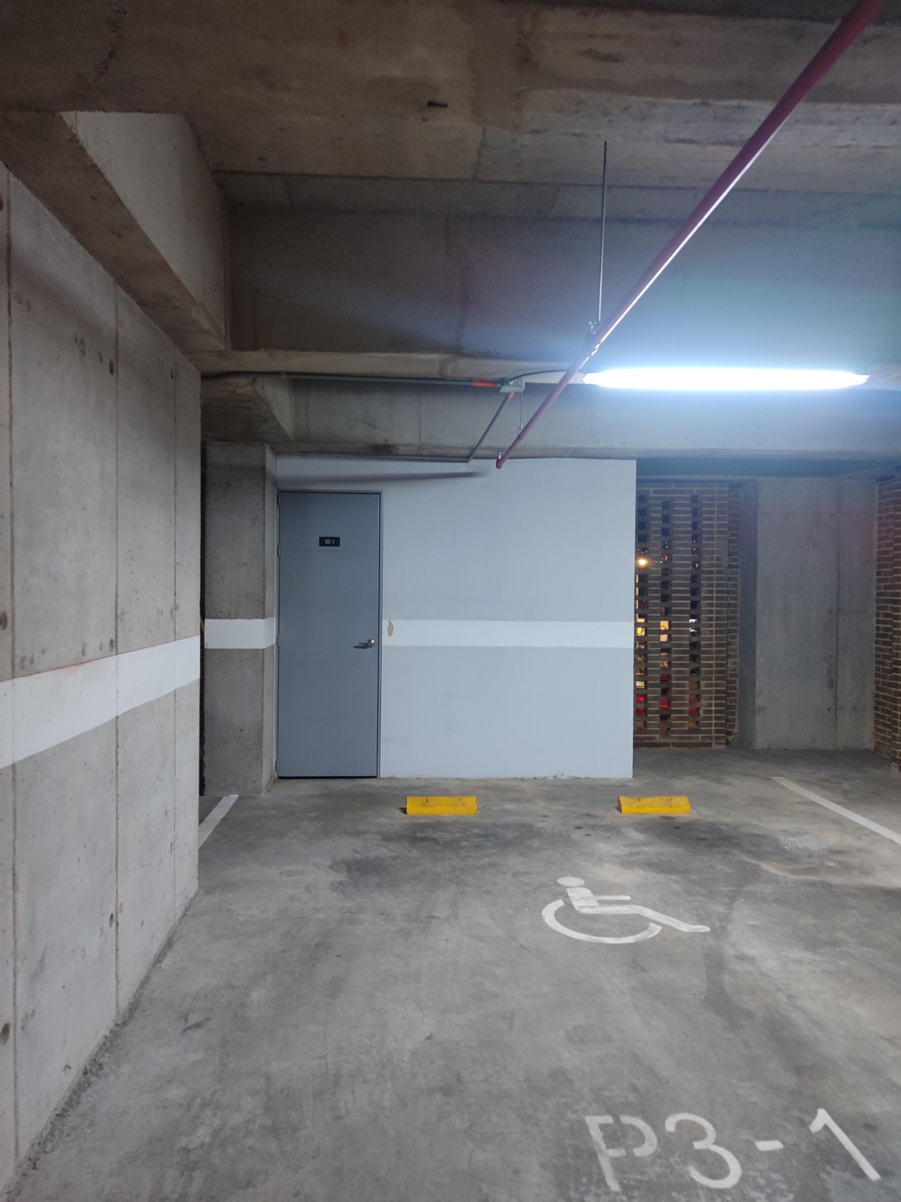 Parqueadero MUY amplio en Arriendo