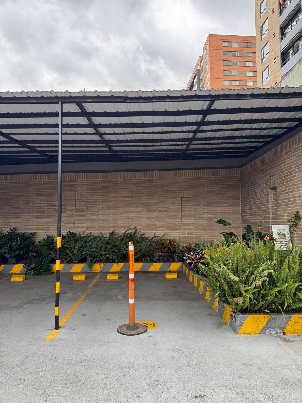 arriendo parqueadero-Edificio Parque el Lago