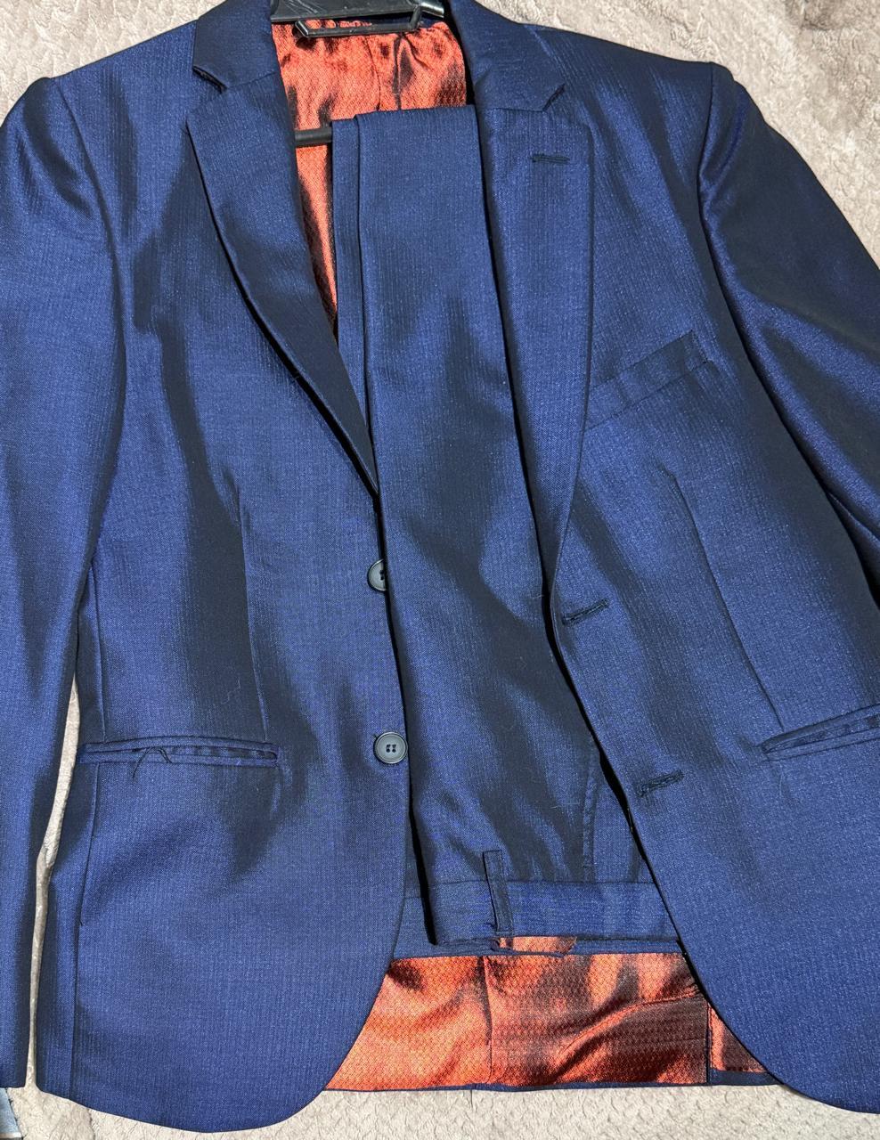 Vendo Vestido de traje moderno hombre