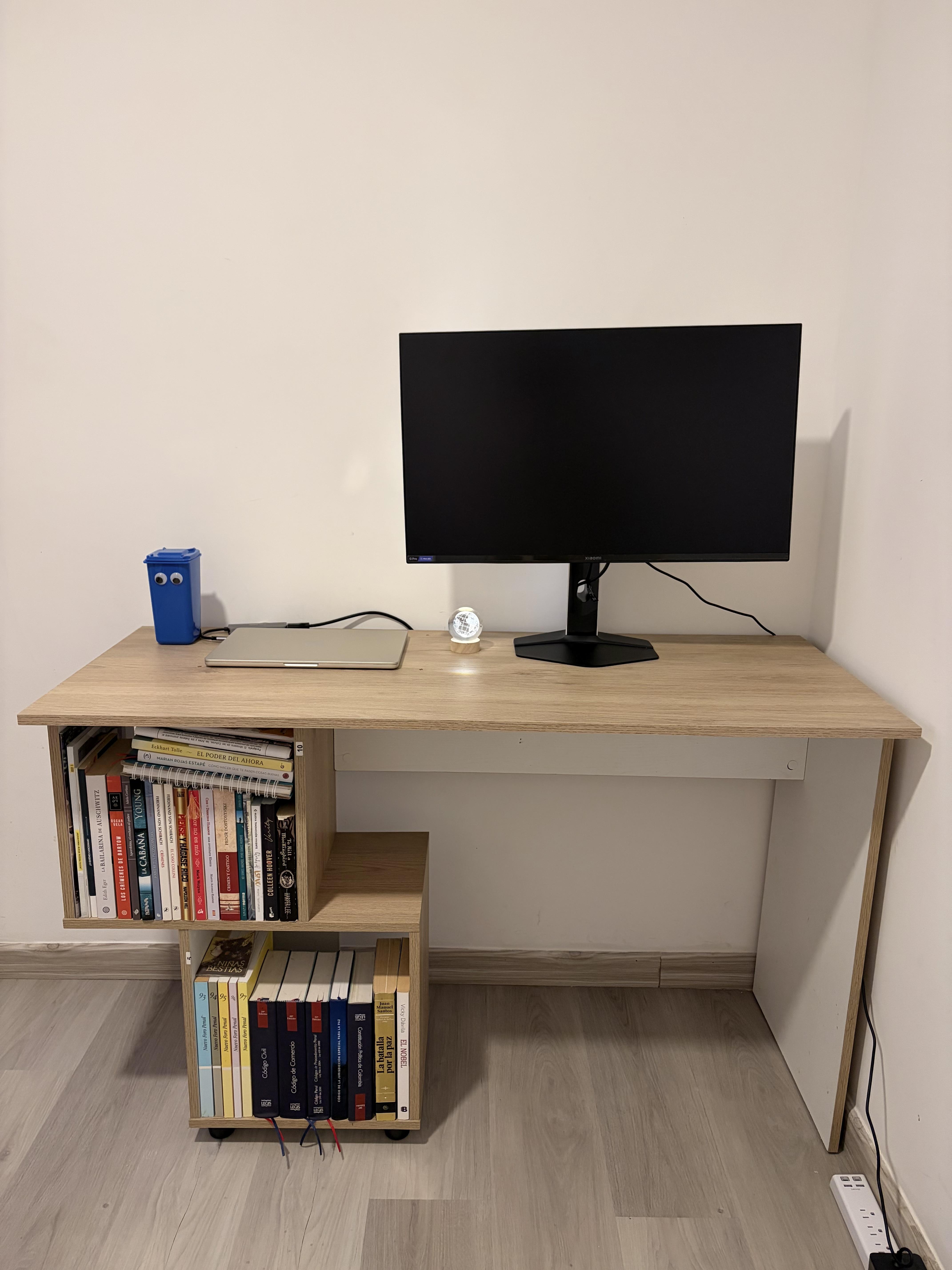Escritorio con biblioteca modular