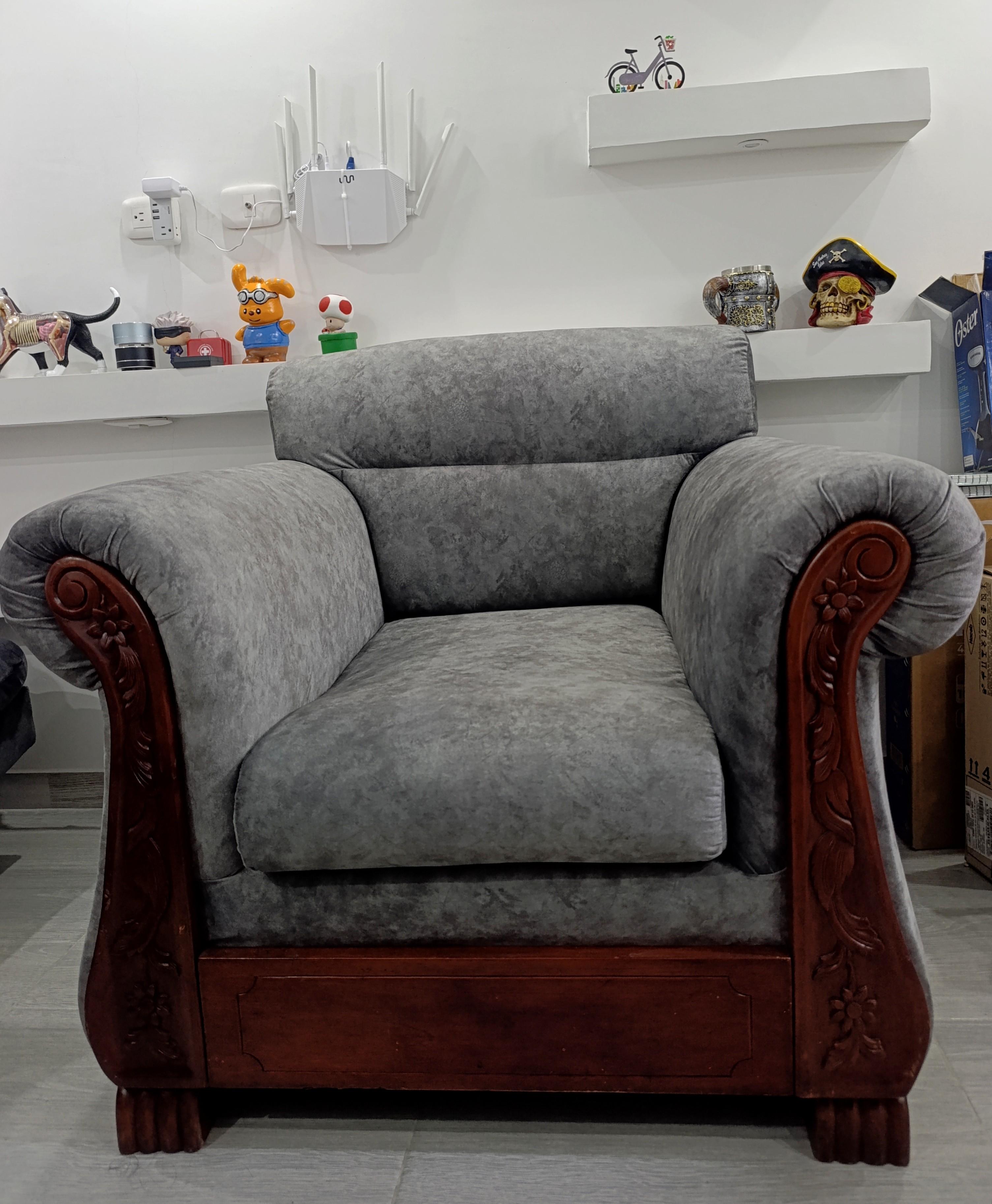 SE VENDEN 2 POLTRONAS CLÁSICAS RECIÉN TAPIZADAS
